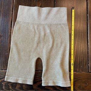 Aura Women's Ribbed Bike Shorts - Light Tan
